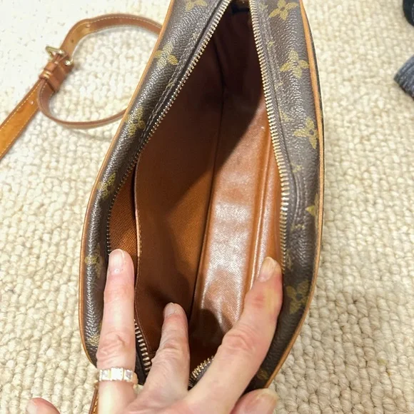 Authentic Louis Vuitton Vintage Compiegne
Monogram Crossbody WITH COA - Picture 6 of 16